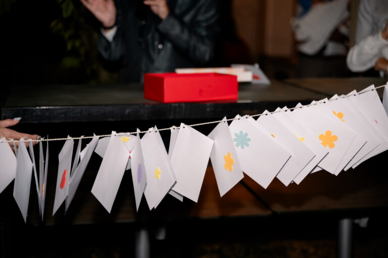 Photographe mariage Jura : guirlande d’enveloppes surprises préparée par les témoins
