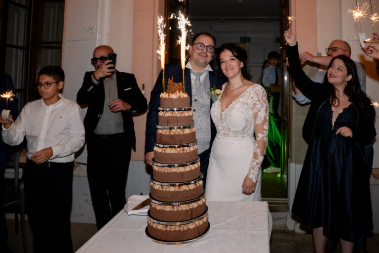 Photographe mariage Jura : pièce montée en wedding cake avec cierges magiques