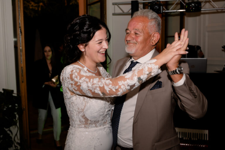 Photographe mariage Jura : mariée qui danse avec un invité