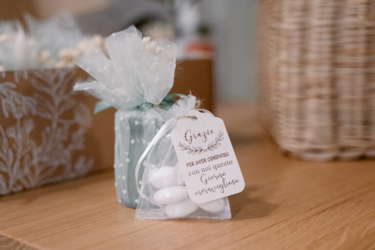 Photographe mariage Jura : cadeaux d’invités emballés dans du tulle blanc