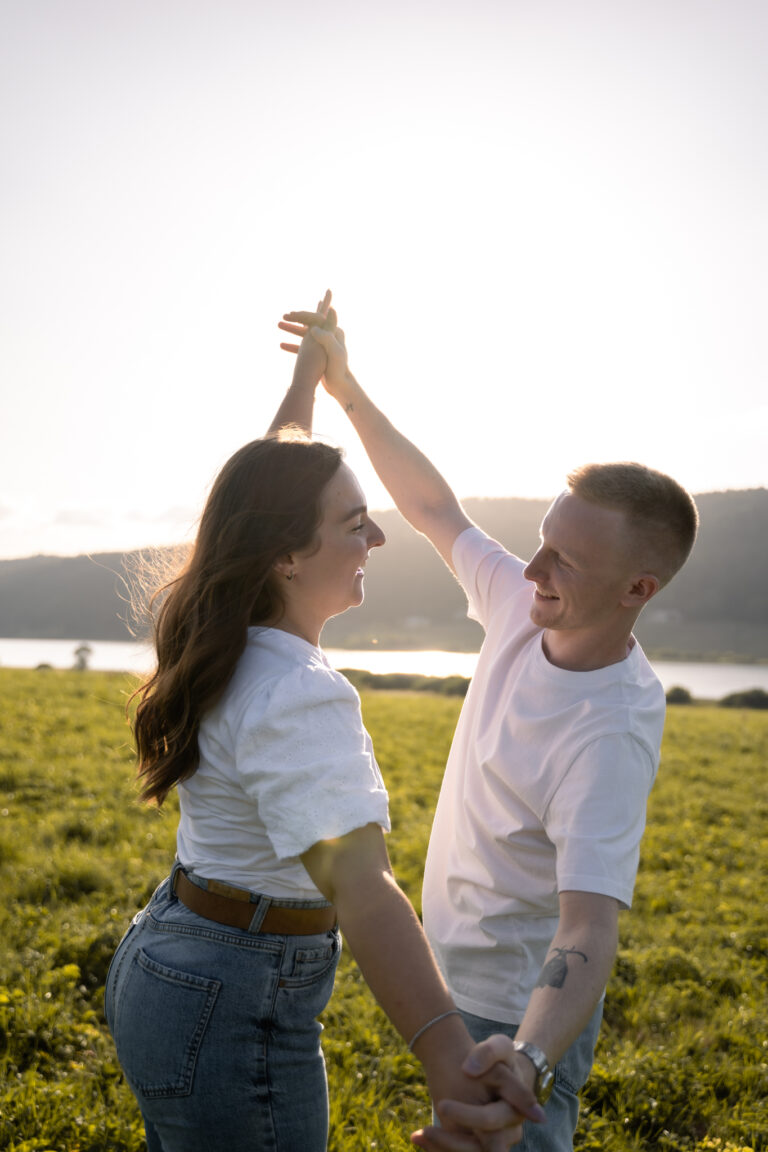 Photographe mariage couple Morez Jura Genève Lausanne Champagnole Lons-le-Saunier Besançon – couple dansant à contre-jour