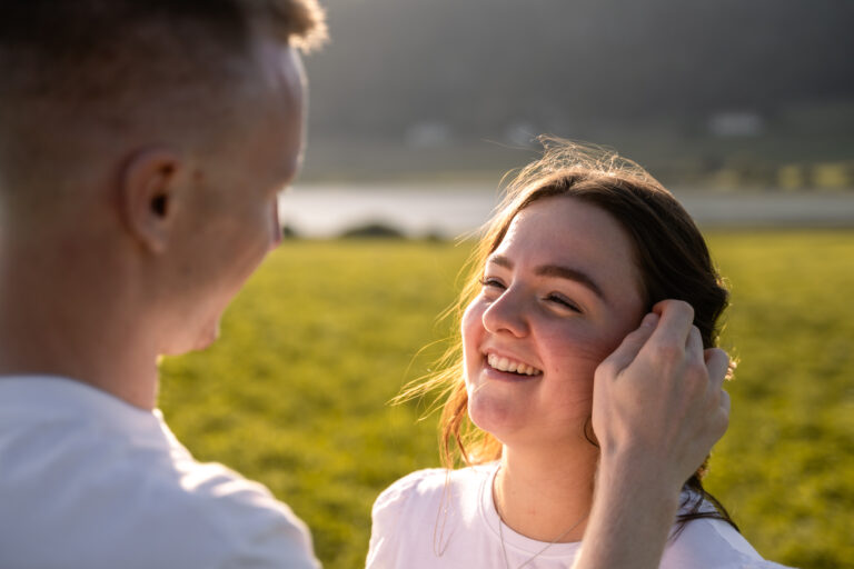 Photographe mariage couple Morez Jura Genève Lausanne Champagnole Lons-le-Saunier Besançon – femme souriante face à son compagnon au soleil
