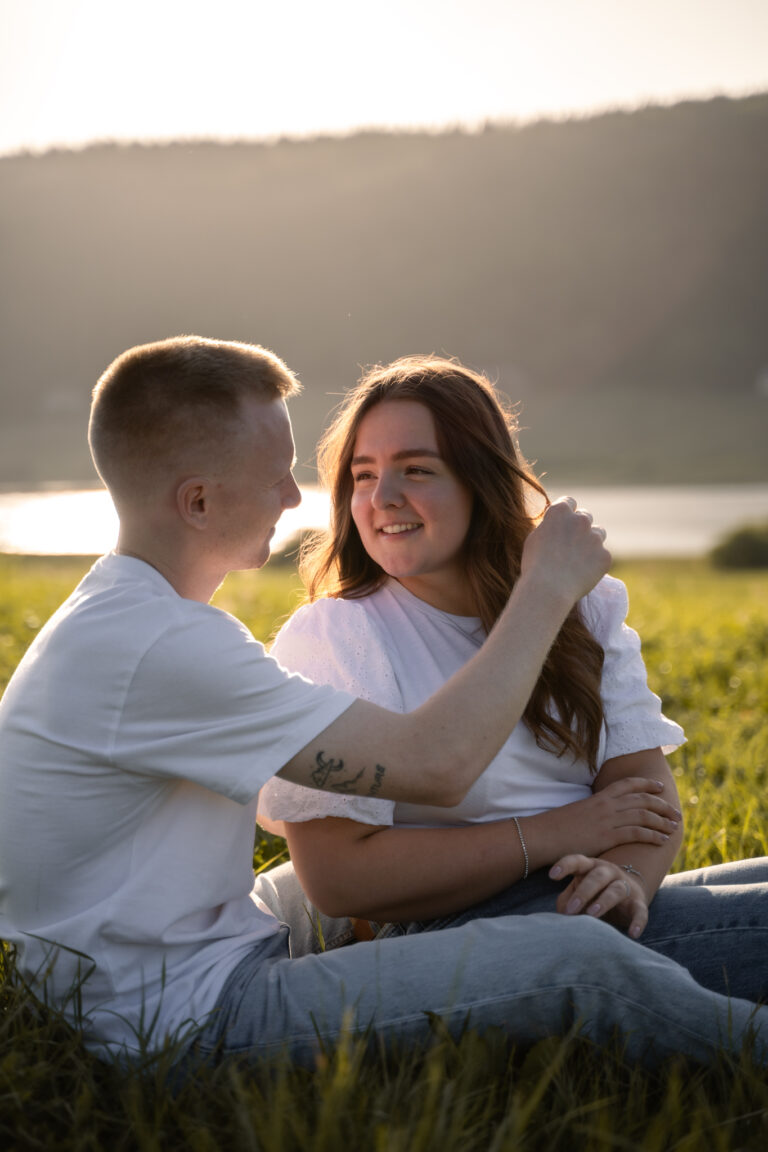 Photographe mariage couple Morez Jura Genève Lausanne Champagnole Lons-le-Saunier Besançon – couple complice assis dans l’herbe