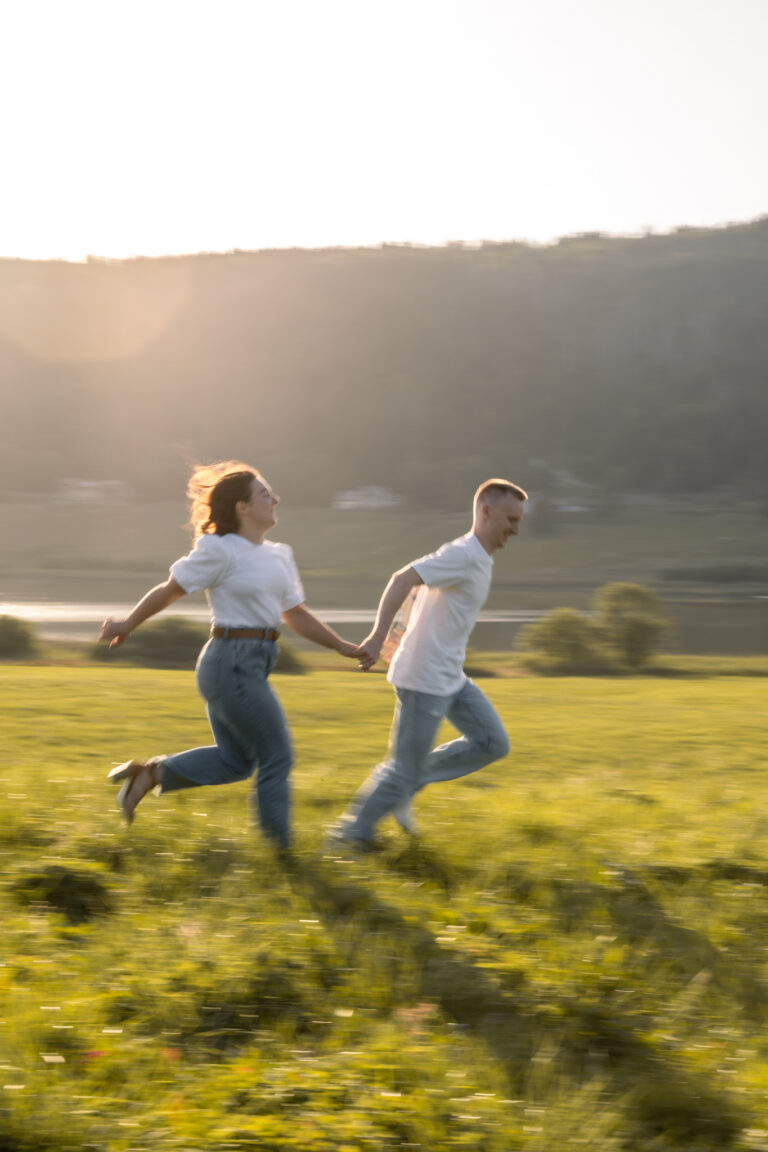 Photographe mariage couple Morez Jura Genève Lausanne Champagnole Lons-le-Saunier Besançon – couple courant dans un pré