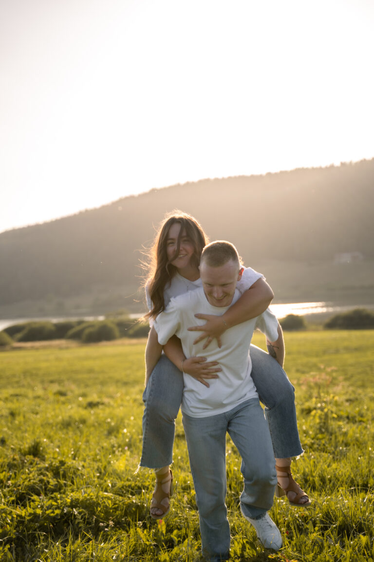 Photographe mariage couple Morez Jura Genève Lausanne Champagnole Lons-le-Saunier Besançon – homme portant sa compagne dans ses bras dans un pré