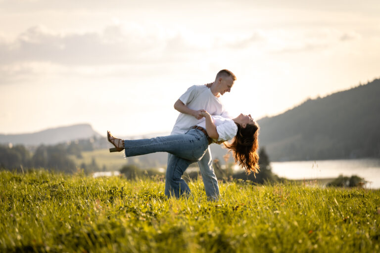 Photographe mariage couple Morez Jura Genève Lausanne Champagnole Lons-le-Saunier Besançon – couple riant dans un pré au bord d’un lac