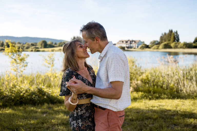 Photographe mariage couple Morez Jura Genève Lausanne Champagnole Lons-le-Saunier Besançon – couple s’embrassant au bord d’un lac