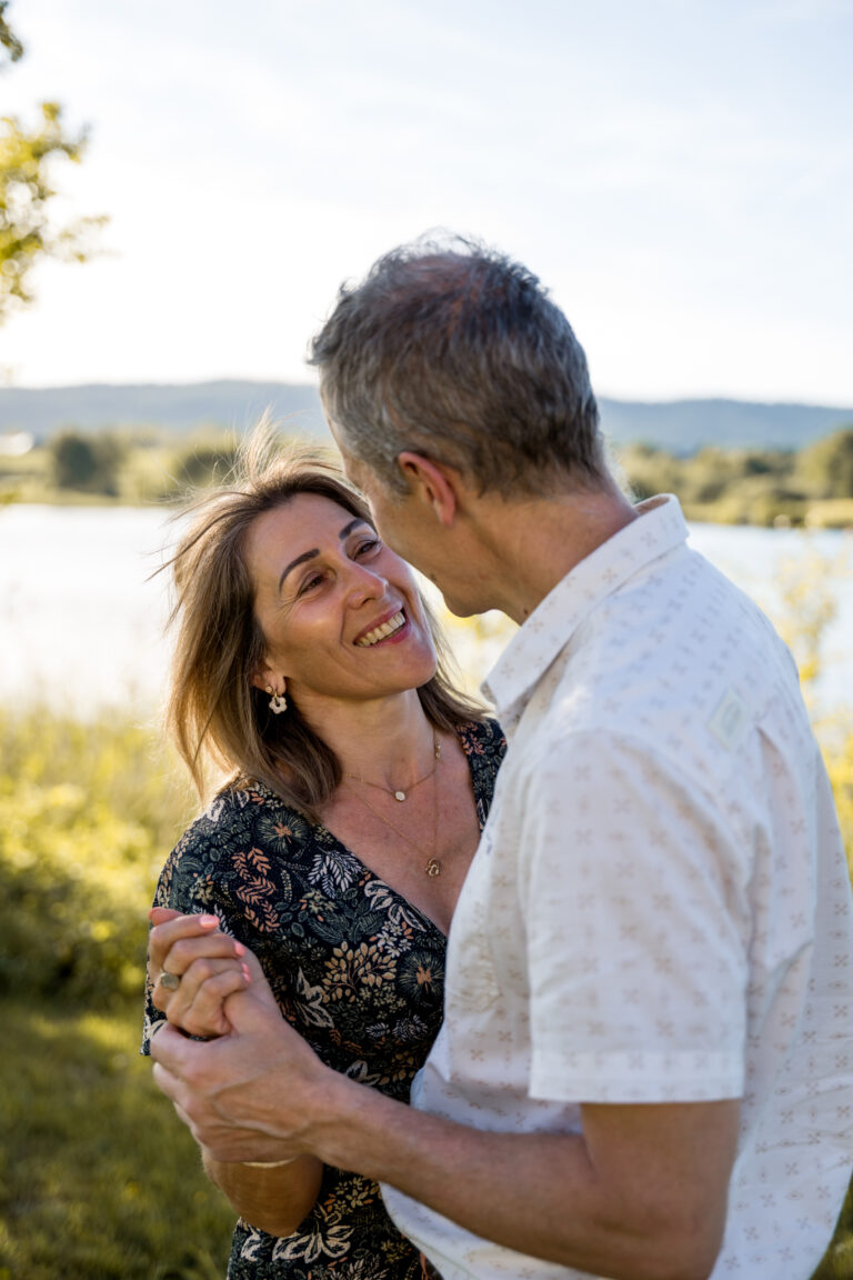 Photographe mariage couple Morez Jura Genève Lausanne Champagnole Lons-le-Saunier Besançon – couple souriant enlacé au soleil