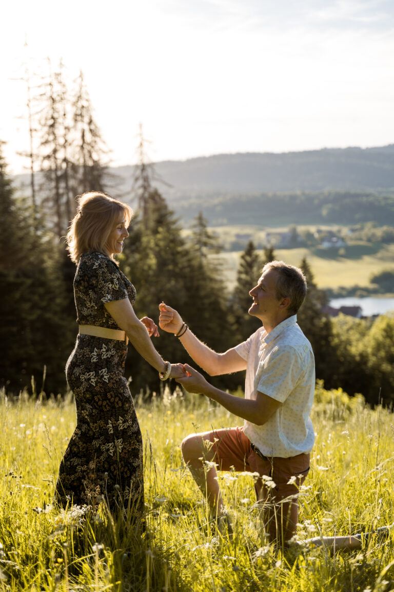 Photographe mariage couple Morez Jura Genève Lausanne Champagnole Lons-le-Saunier Besançon – demande en mariage dans un pré au bord d’un lac