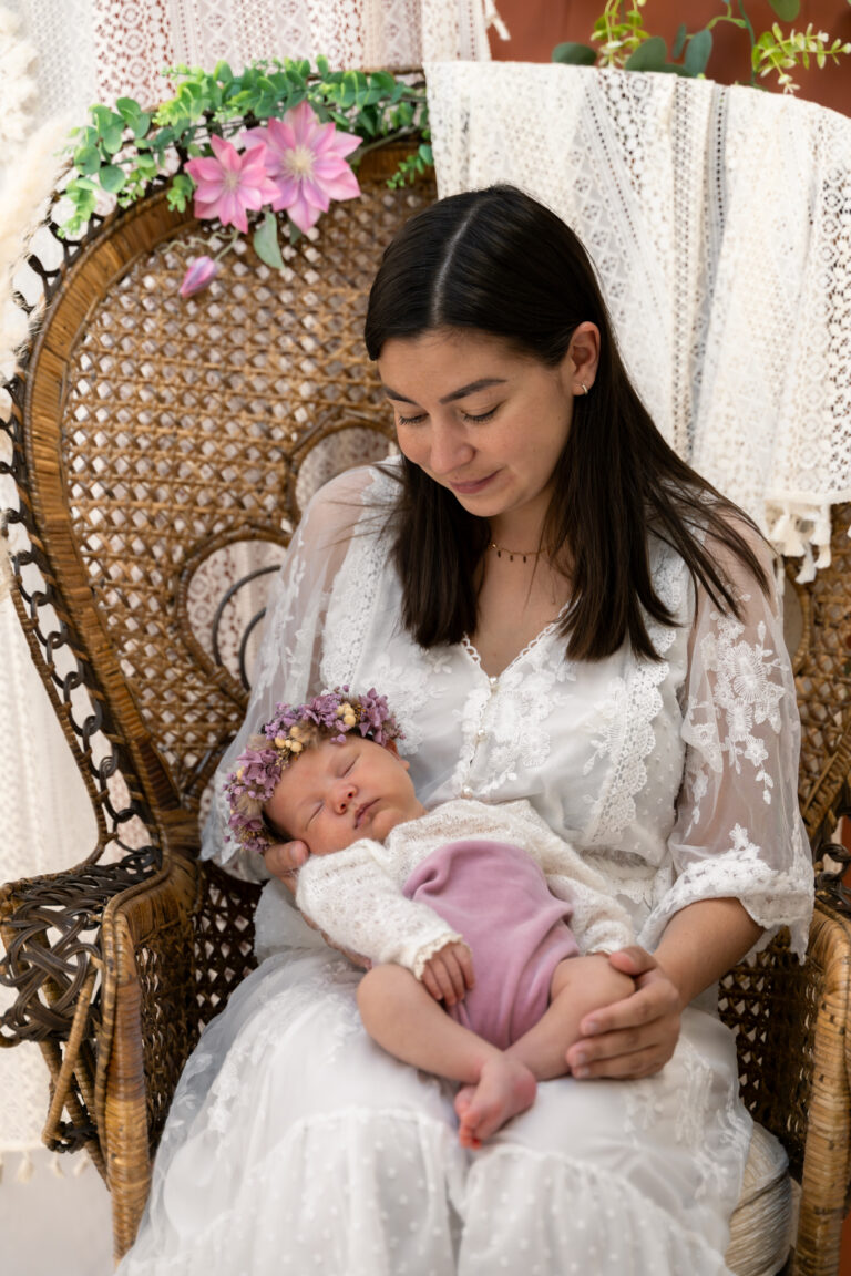 Photographe naissance Jura Champagnole – maman et bébé dans un fauteuil en rotin
