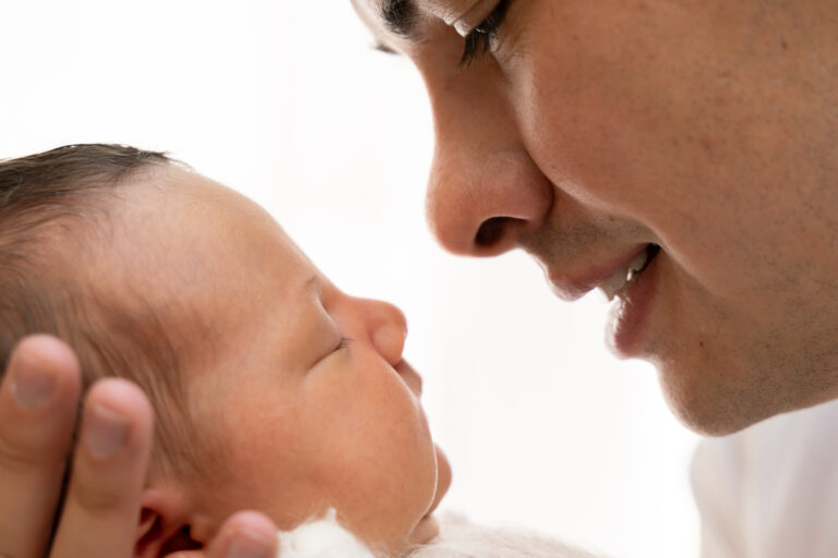 Photographe naissance Jura Saint-Claude – papa nez à nez avec son nouveau-né