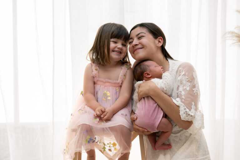 Photographe naissance Jura Oyonnax – grande sœur, maman et bébé