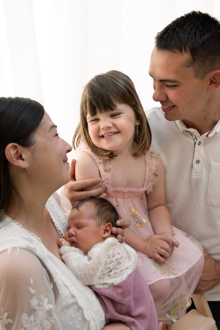 Photographe naissance Jura Lons-le-Saunier – photo de famille avec bébé et grande sœur
