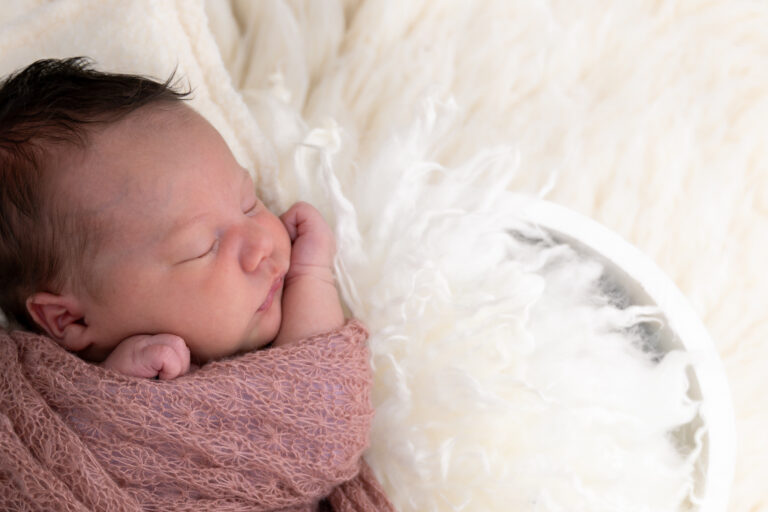 Photographe naissance Jura Les Rousses – gros plan sur un nouveau-né endormi