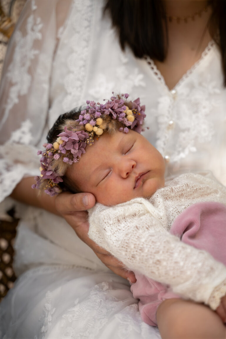 Photographe naissance Jura Les Rousses – bébé couronne de fleurs contre sa maman