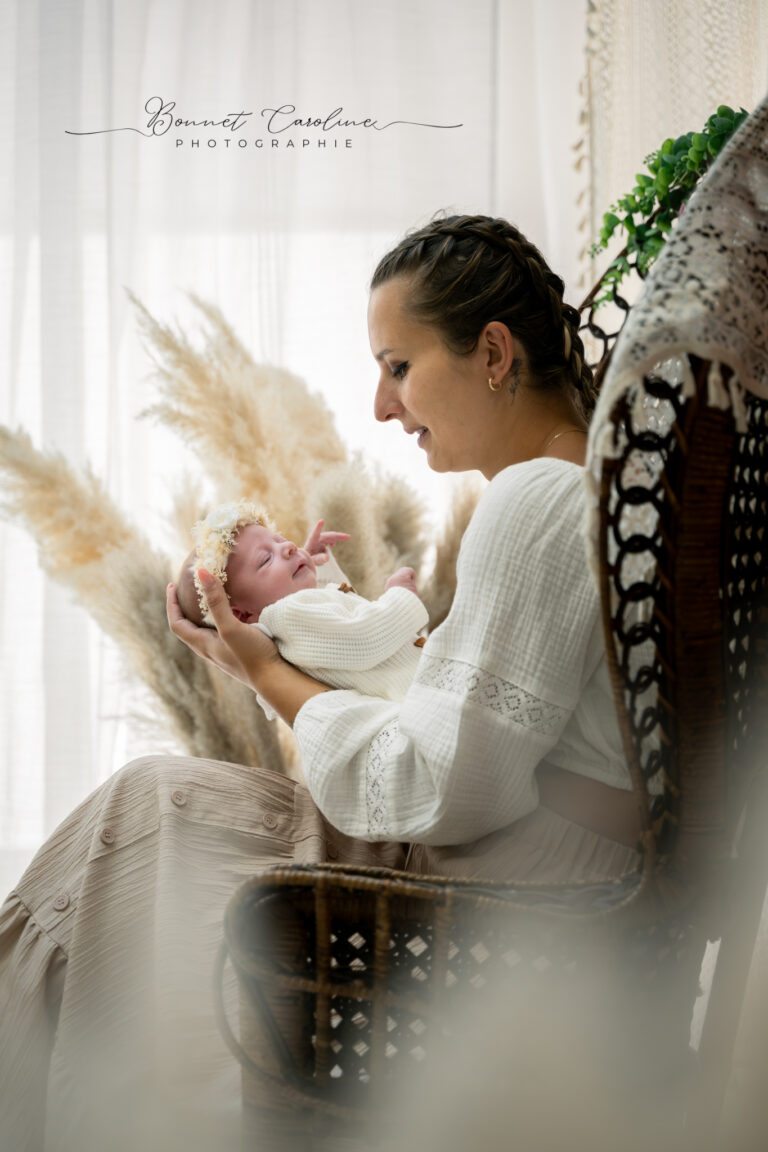 Photographe naissance Jura Morez Les Rousses – maman et bébé dans un décor bohème