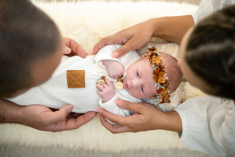 Photographe naissance Jura Pontarlier – bébé couronne de fleurs vu du dessus