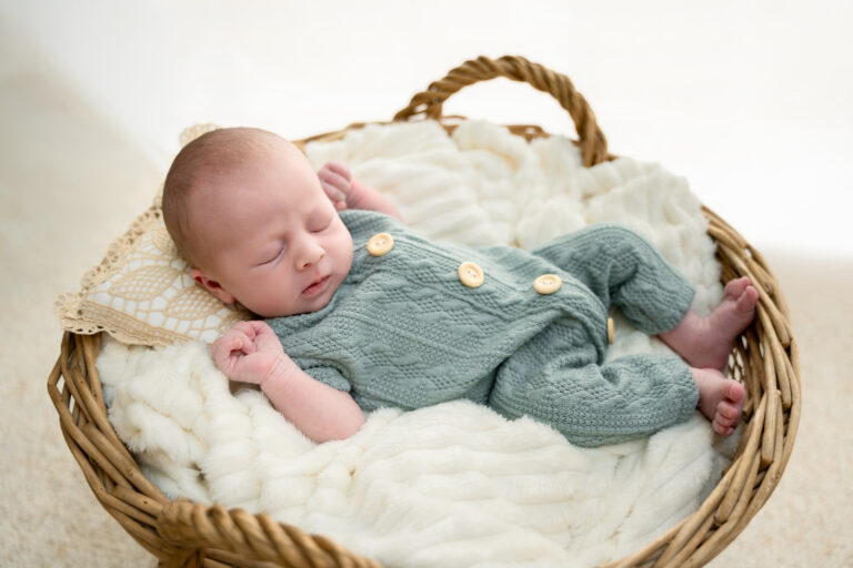 Photographe naissance Jura Les Rousses – nouveau-né endormi dans un panier en osier