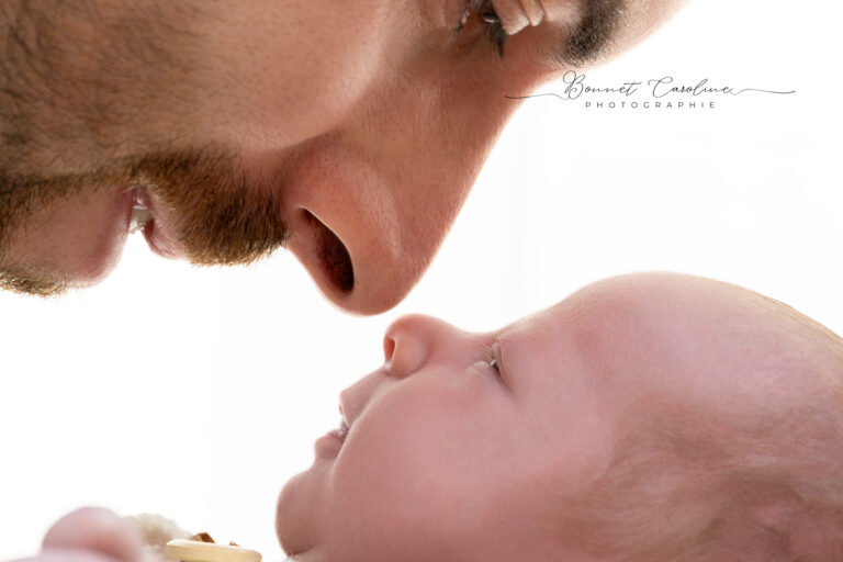 Photographe naissance Jura Morez Lons-le-Saunier – papa et bébé de profil