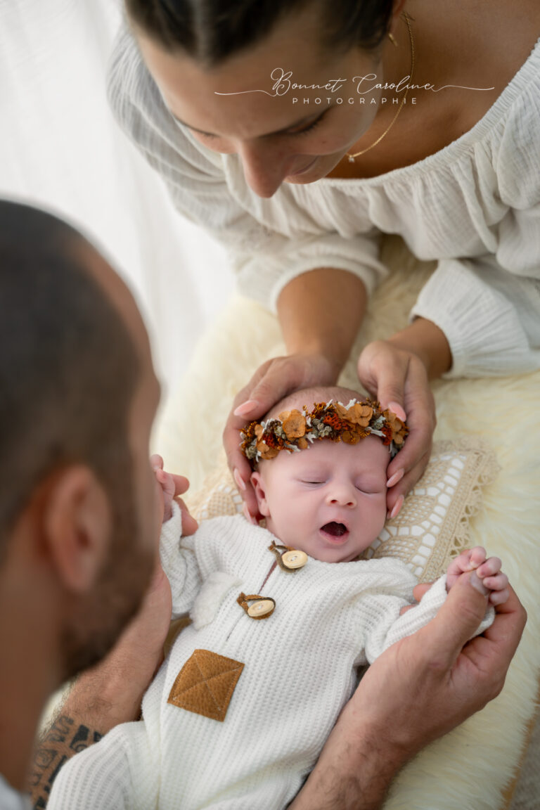 Photographe naissance Jura Morez Pontarlier – bébé couronne de fleurs entouré de ses parents