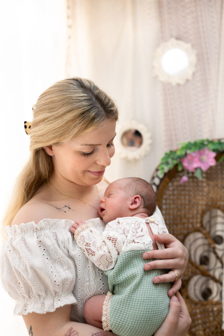 Photographe naissance Jura Morez Vallée de Joux – maman et bébé dans un décor fleuri