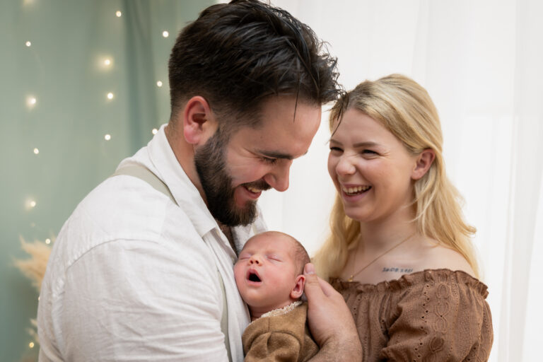 Photographe naissance Jura Morez Lons-le-Saunier – parents souriants avec leur bébé