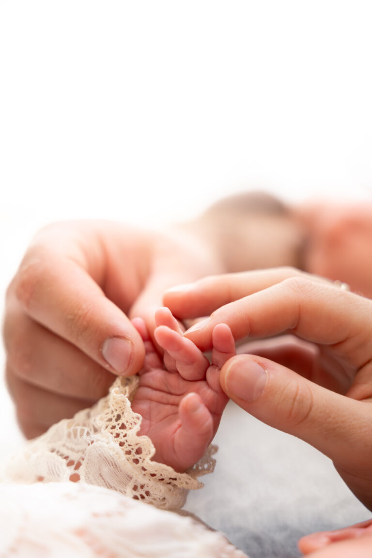 Photographe naissance Jura Morez Vallée de Joux Suisse – détail des petites mains de bébé