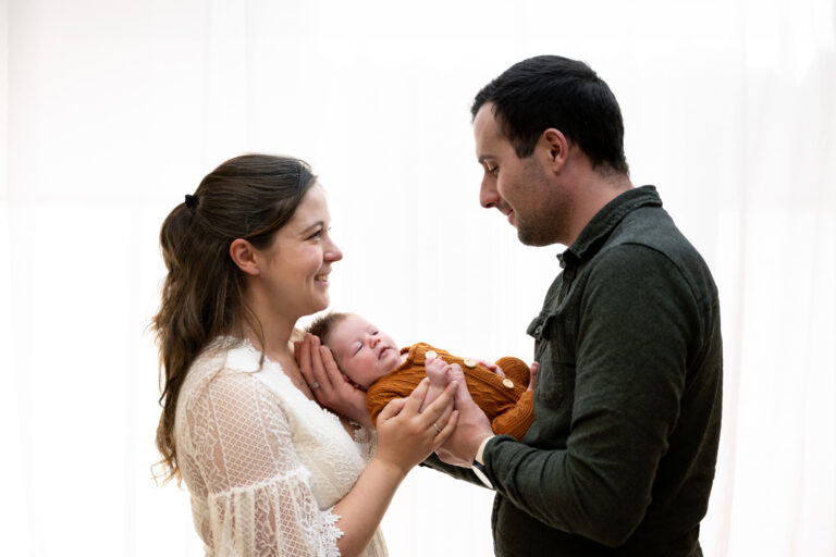 Photographe naissance Morez Jura Nyon Suisse romande – parents face à face avec leur bébé