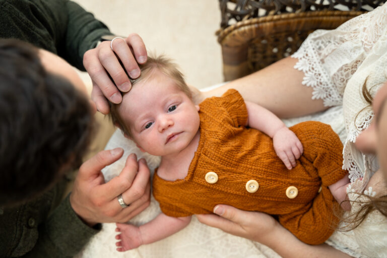 Photographe naissance Morez Jura Nyon – bébé en barboteuse caramel avec ses parents