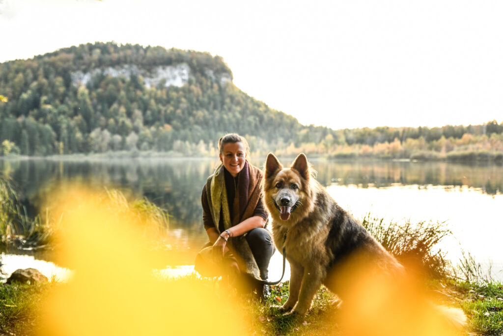 Photographe animaux chien Morez Jura Genève Lausanne Champagnole Lons-le-Saunier Besançon – femme et son berger allemand au bord d’un lac